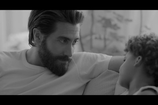 Jake Gyllenhaal faz um pai de família de respeito em campanha da Eternity Calvin Klein (Foto: reprodução)