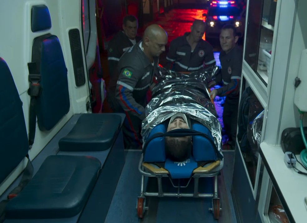 Em 'A Dona do Pedaço', após ser golpeado por Josiane (Agatha Moreira), Téo (Rainer Cadete) é levado ao hospital em estado gravíssimo — Foto: TV Globo