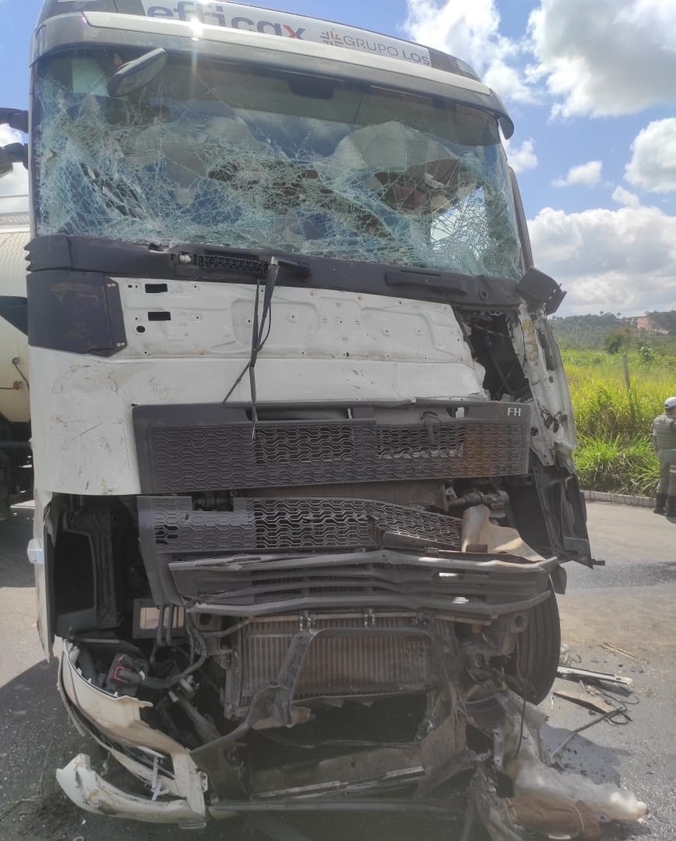 Caminhão tanque ficou com a frente parcialmente destruída — Foto: BPRv