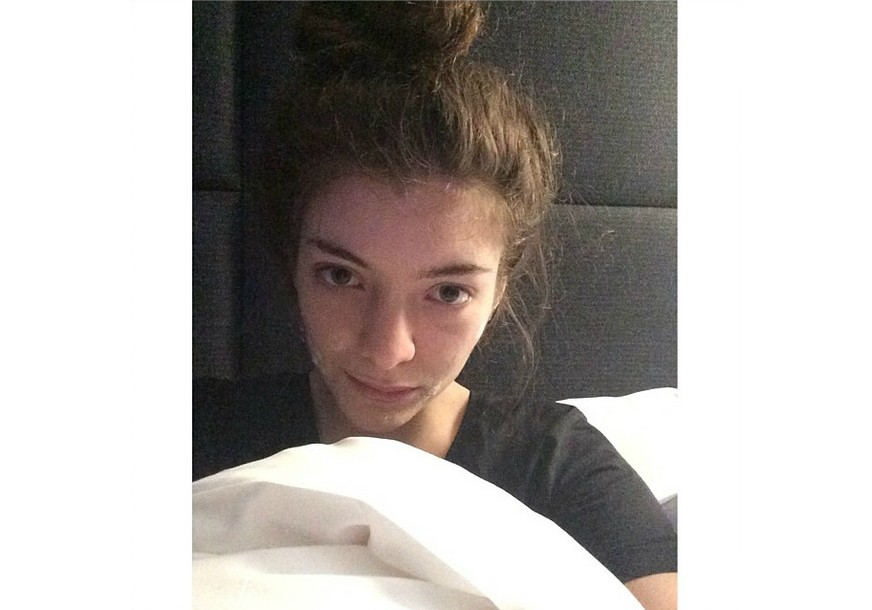 Lorde antes de dormir: cabelo preso e creme contra espinhas. (Foto: Instagram)