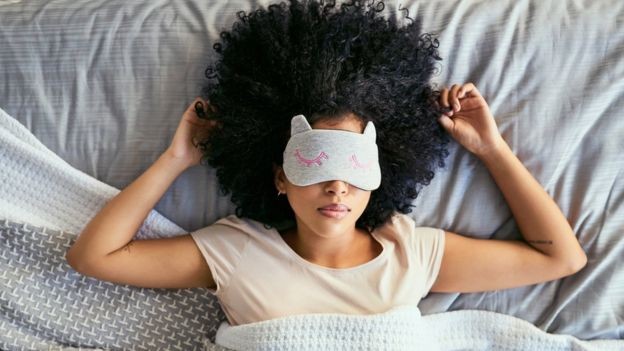 Quando a insônia chega, o ideal é tentar fazer uma outra atividade até que o sono chegue (Foto: Getty Images/BBC)