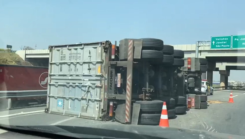 Carreta tomba e deixa motorista ferido na SP-330, em Campinas — Foto: Rebeca Dias/EPTV
