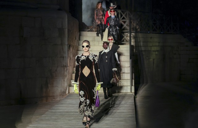 CASTEL DEL MONTE, ITALY - MAY 16: Models walk the runway during Gucci Cosmogonie at Castel Del Monte on May 16, 2022 in Andria, Italy. (Photo by Daniele Venturelli/Getty Images for Gucci) (Foto: Getty Images for Gucci)