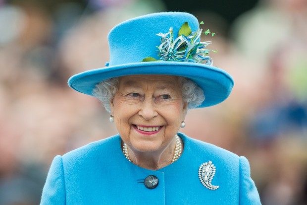 POUNDBURY, DORSET - OCTOBER 27:  Queen Elizabeth II tours Queen Mother Square on October 27, 2016 in Poundbury, Dorset.  (Photo by Samir Hussein/WireImage) (Foto: WireImage)