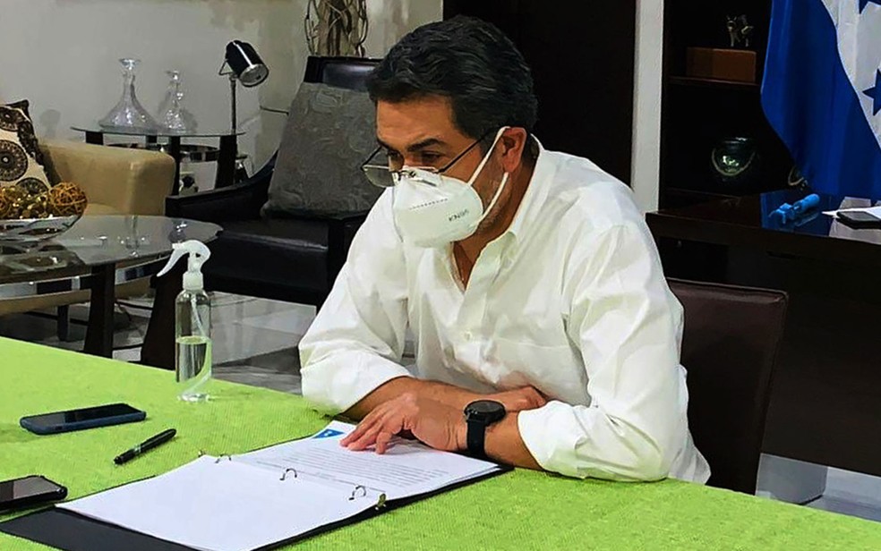 O presidente de Honduras, Juan Orlando Hernández, é visto usando máscara em foto de 15 de junho de 2020, um dia antes de comunicar seu diagnóstico positivo para coronavírus  — Foto: Orlando Sierra/AFP