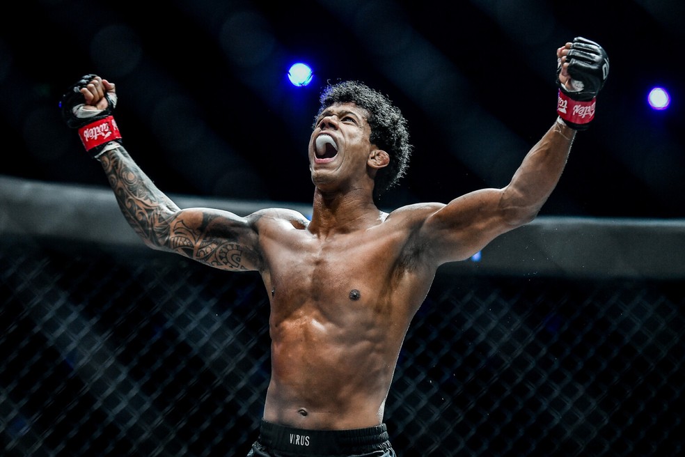 Adriano Moraes foi campeão do ONE Championship e tem uma vitória sobre Demetrious Johnson no cartel — Foto: Divulgação
