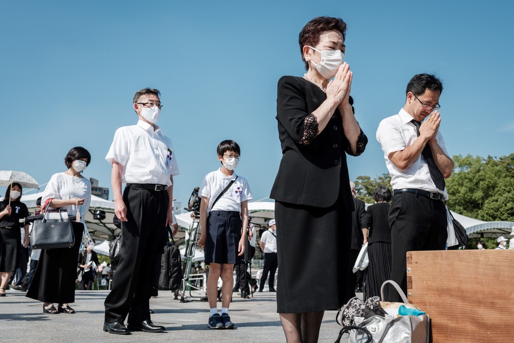 Pessoas fazem orações no aniversário de 76 anos da explosão da bomba em Hiroshima, nesta sexta (6) — Foto: Yasuyoshi Chiba/AFP