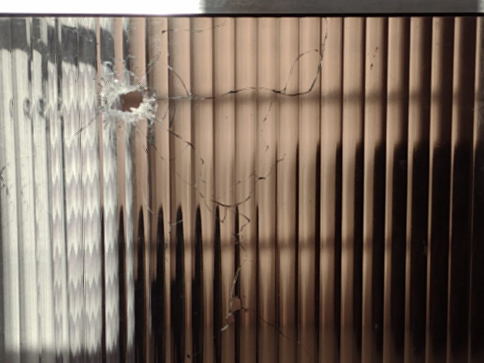 Marca de bale em vidro de janela no bairro de Tancredo Neves, em Salvador — Foto: Cid Vaz /TV Bahia