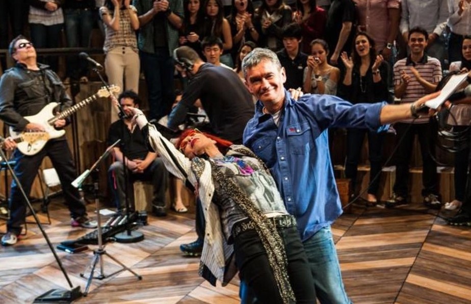 Rita Lee e Serginho Groisman no palco do Altas Horas em 2012