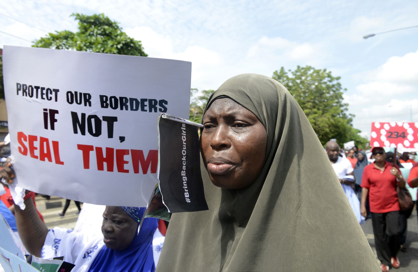 MAIS OITO MENINAS NA NIGÉRIA FORAM SEQUESTRADAS PELO GRUPO TERRORISTA (Foto: AFP)