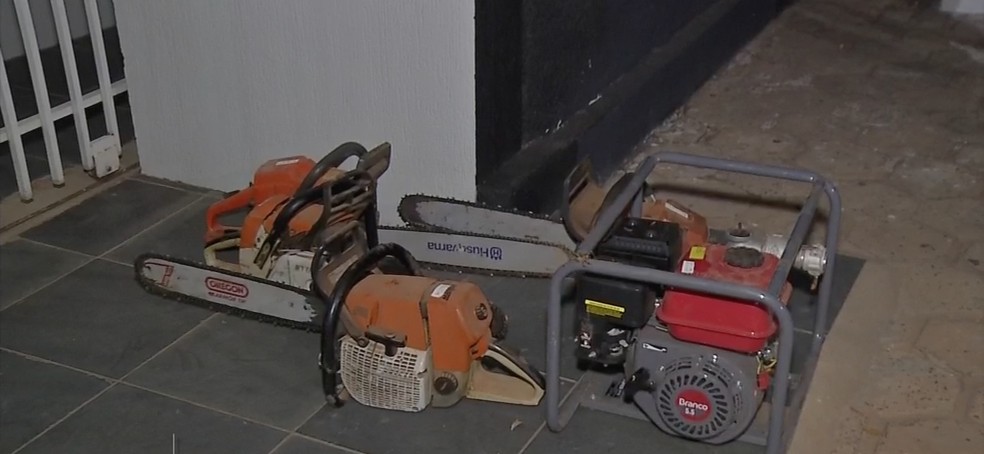 Foram furtados um motor de barco, seis motosserras e um gerador (Foto: TV Centro AmÃ©rica)