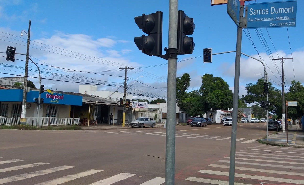 Semáforos defeituosos prejudicam tráfego e elevam risco de acidentes em Macapá