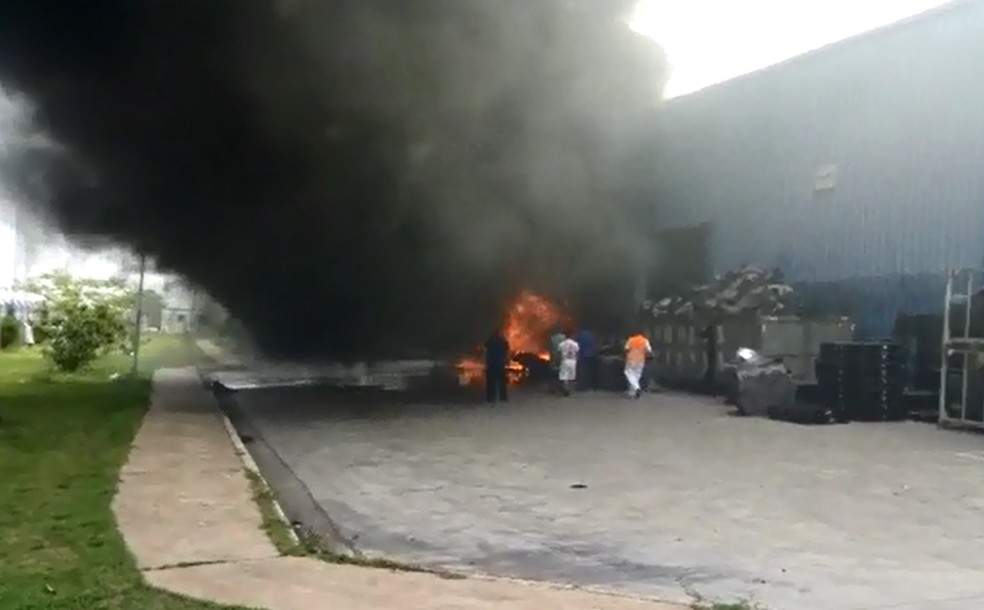 Fábrica de tapete automotivo pega fogo em Sorocaba — Foto: Arquivo Pessoal