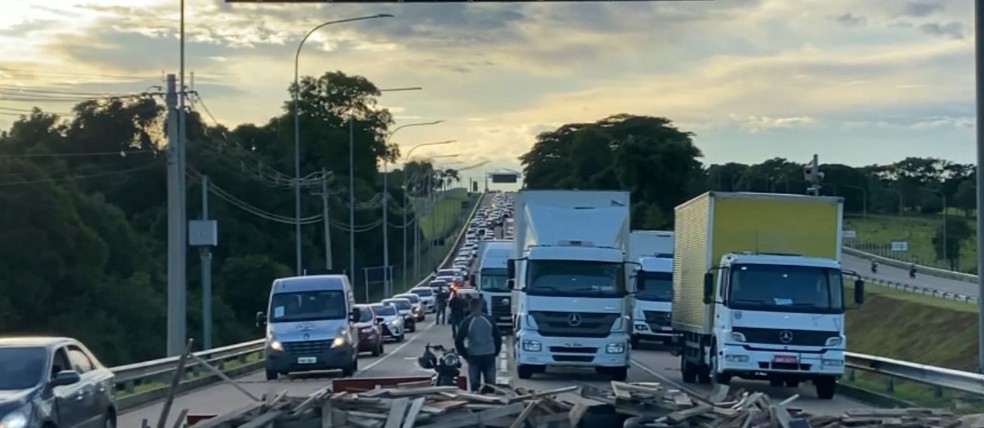 Bloqueio na avenida que dá acesso ao Aeroporto de Viracopos, em Campinas — Foto: Reprodução/EPTV