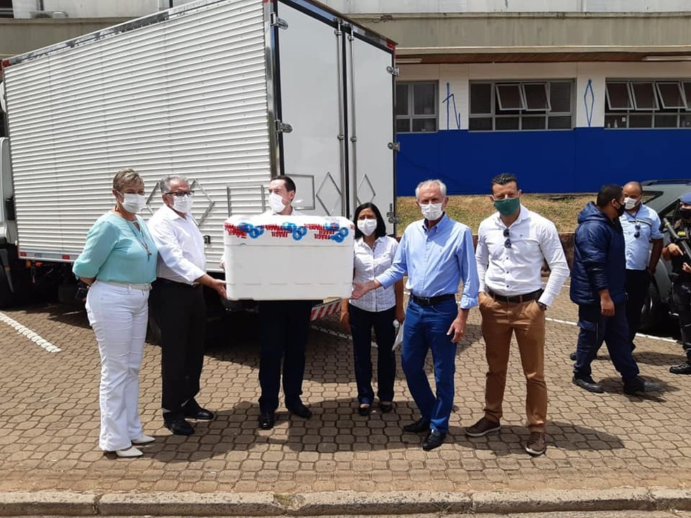 Limeira Recebe 2 9 Mil Doses Da Coronavac E Aplica A 1Âª Em Tecnica De Enfermagem Da Linha De Frente Piracicaba E Regiao G1