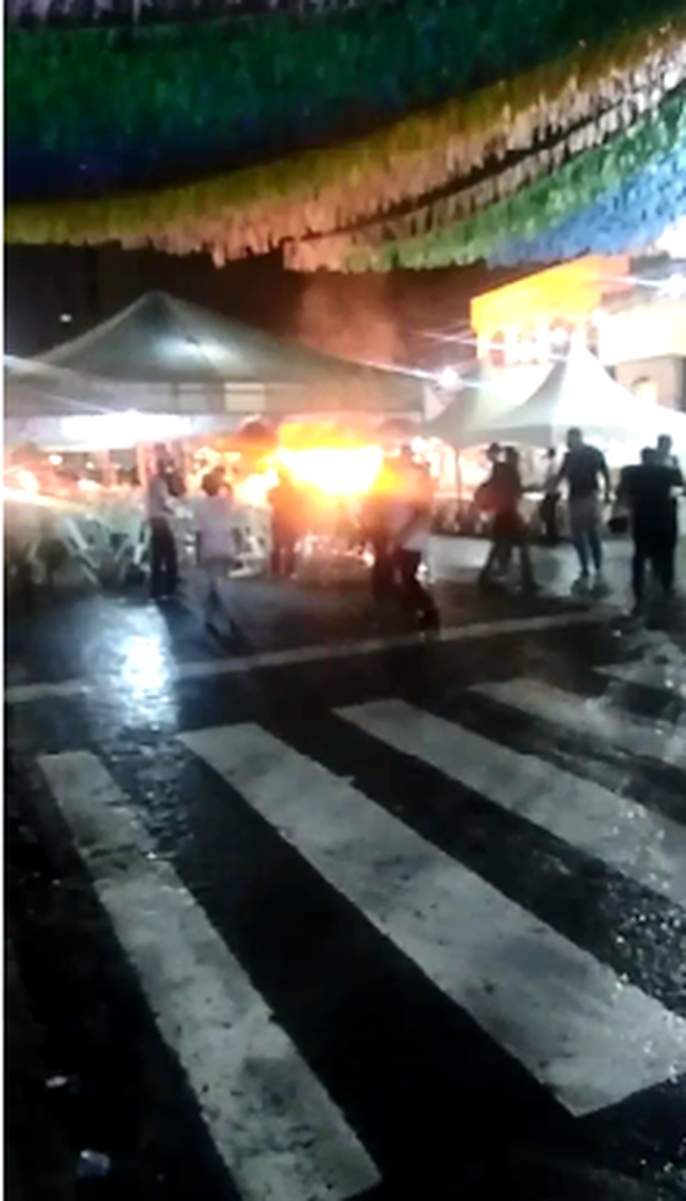 Inc&Atilde;&ordf;ndio atingiu barraca de comidas em festa de S&Atilde;&pound;o Jo&Atilde;&pound;o em Natal &acirc;Â€Â” Foto: Reprodu&Atilde;&sect;&Atilde;&pound;o/Redes Sociais