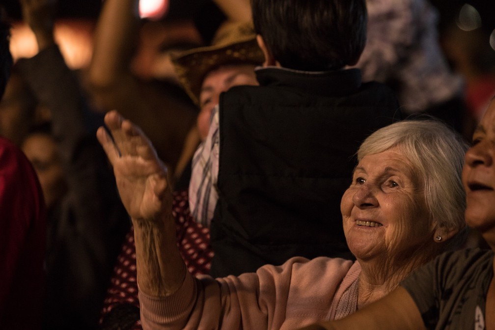 FÃ£ de Aline Barros ergue a mÃ£o durante canÃ§Ã£o de louvor na Festa do PeÃ£o de Barretos 2019  â€” Foto: Ricardo Nasi/G1