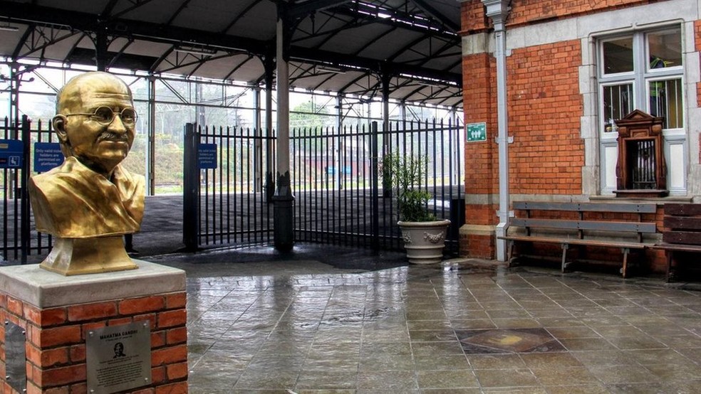 A estação de Pietermaritzburg é agora um local de peregrinação para indianos que vêm prestar homenagem a Gandhi — Foto: BBC Travel
