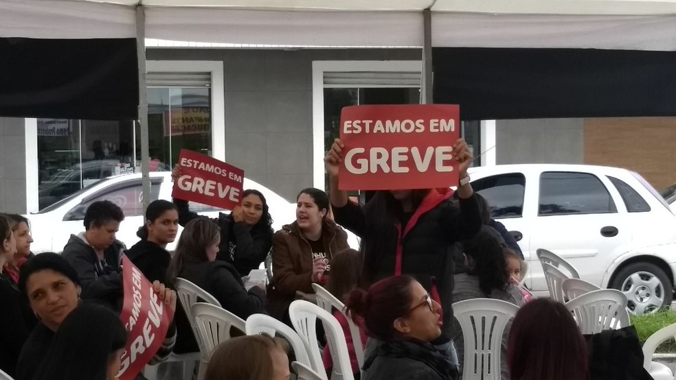 Eles dizem que faltam, por exemplo, momentos para planejar as atividades com as crianÃ§as - as chamadas horas-atividade (Foto: Luiza Vaz/RPC)
