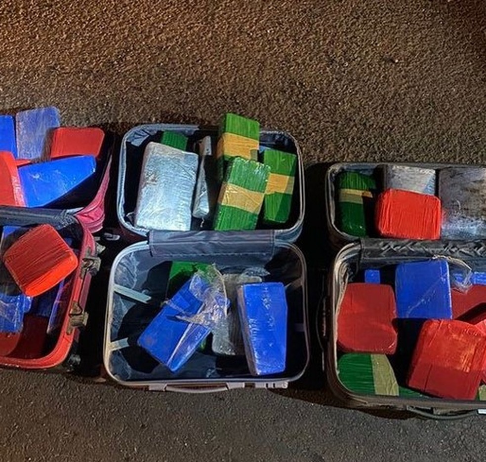 Droga estava dentro de três malas sendo transportada em um veículo que foi interceptado pelo Gefron — Foto: Divulgação/Gefron