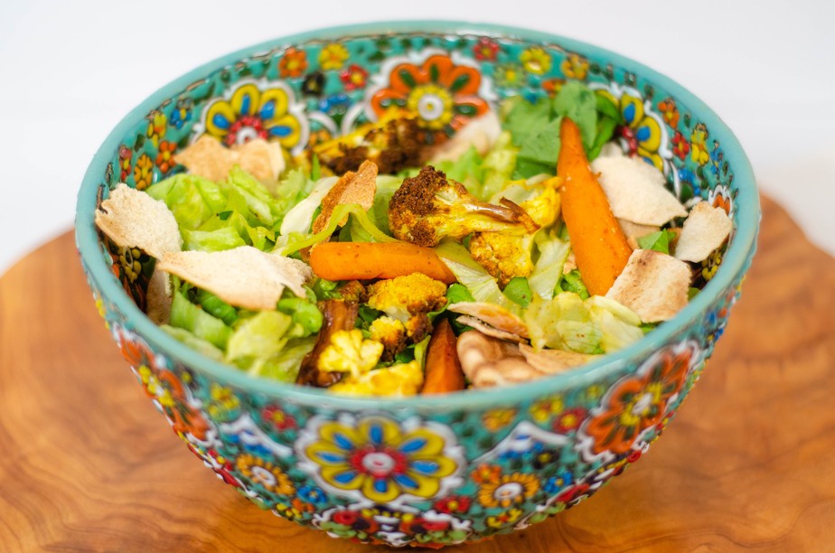 Receita de salada árabe com cenoura, couve-flor e molho de tahine é muito fácil de fazer