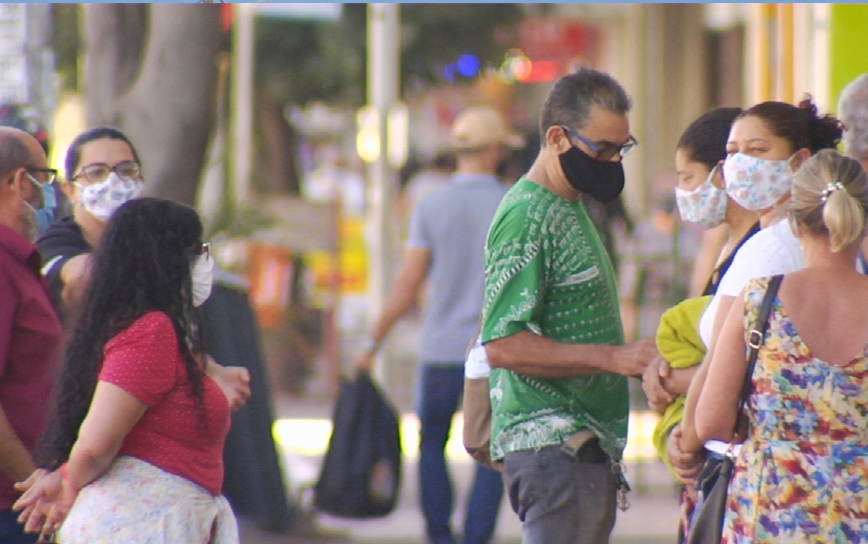Cidades goianas podem desobrigar o uso de máscaras em locais fechados, recomenda governo