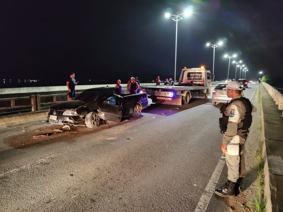 Carro capotou após bater na mureta central — Foto: Erik Maia/g1