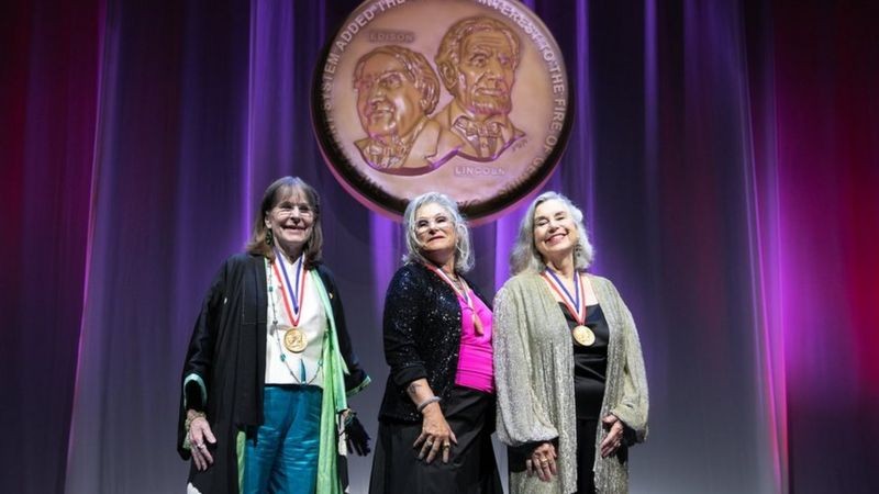 Polly Palmer Smith, Hinda Miller e Lisa Lindahl, na cerimônia de admissão no Hall da Fama dos Inventores em maio de 2022 (Foto: BBC News)