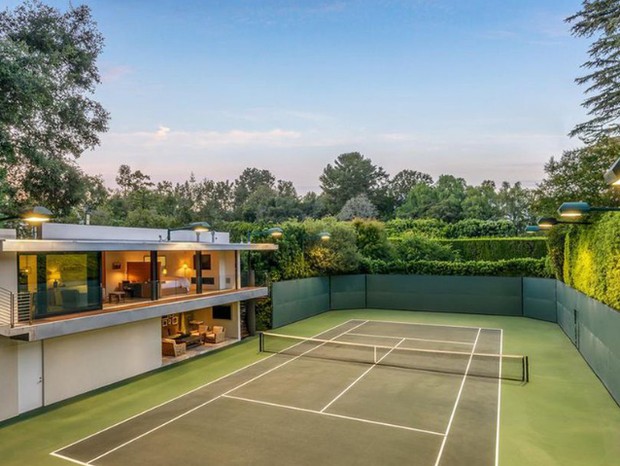 Quandra de tênis da mansão de Brad Pitt e Jennifer Aniston (Foto: Realtor/Reprodução)