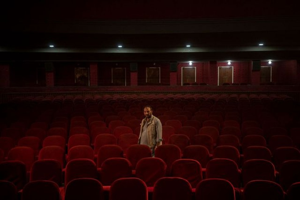 Gul Mohammed, que trabalha como lanterninha no Cinema Ariana em Cabul, Afeganistão, posa para uma fotografia em 4 de novembro de 2021 — Foto: Bram Janssen para AP