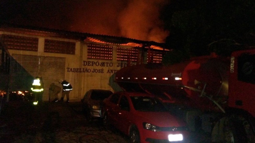 Fogo no depósito do fórum de São José de Piranhas começou na madrugada deste domingo (4) (Foto: Dida Gonçalves/Radar Sertanejo)