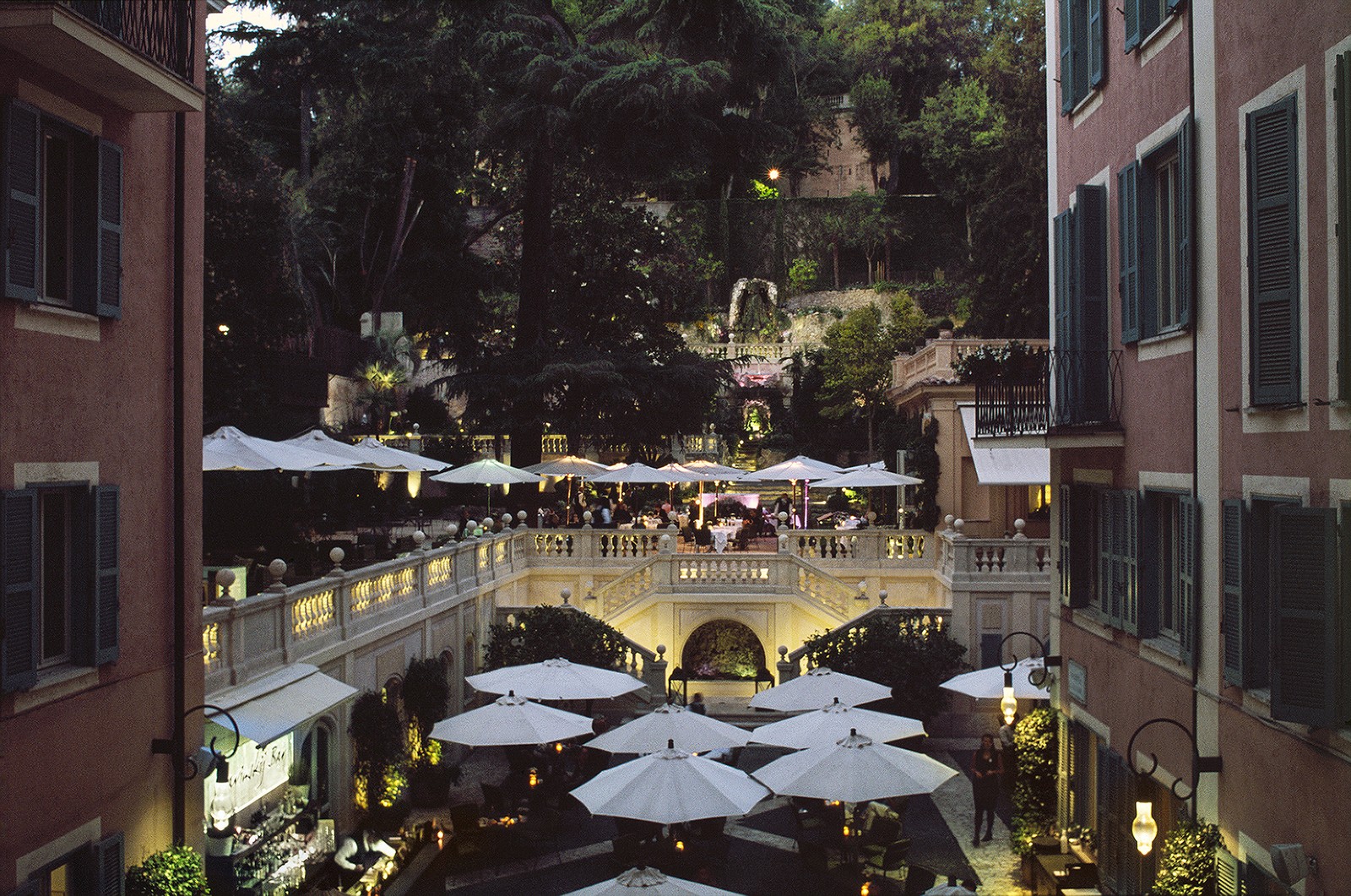 O famoso terraço do Hotel de Russie em Roma da acesso ao jardim secreto — Foto: Divulgação