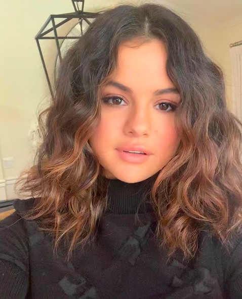 O novo look de Selena Gomez, com os cabelos cacheados (Foto: Instagram)