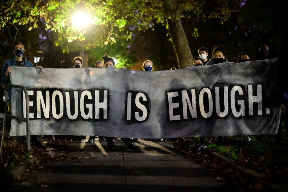 Manifestantes em ato contra a polícia na Filadélfia, em 27 de outubro de 2020 — Foto: Bastiaan Slabbers/Reuters