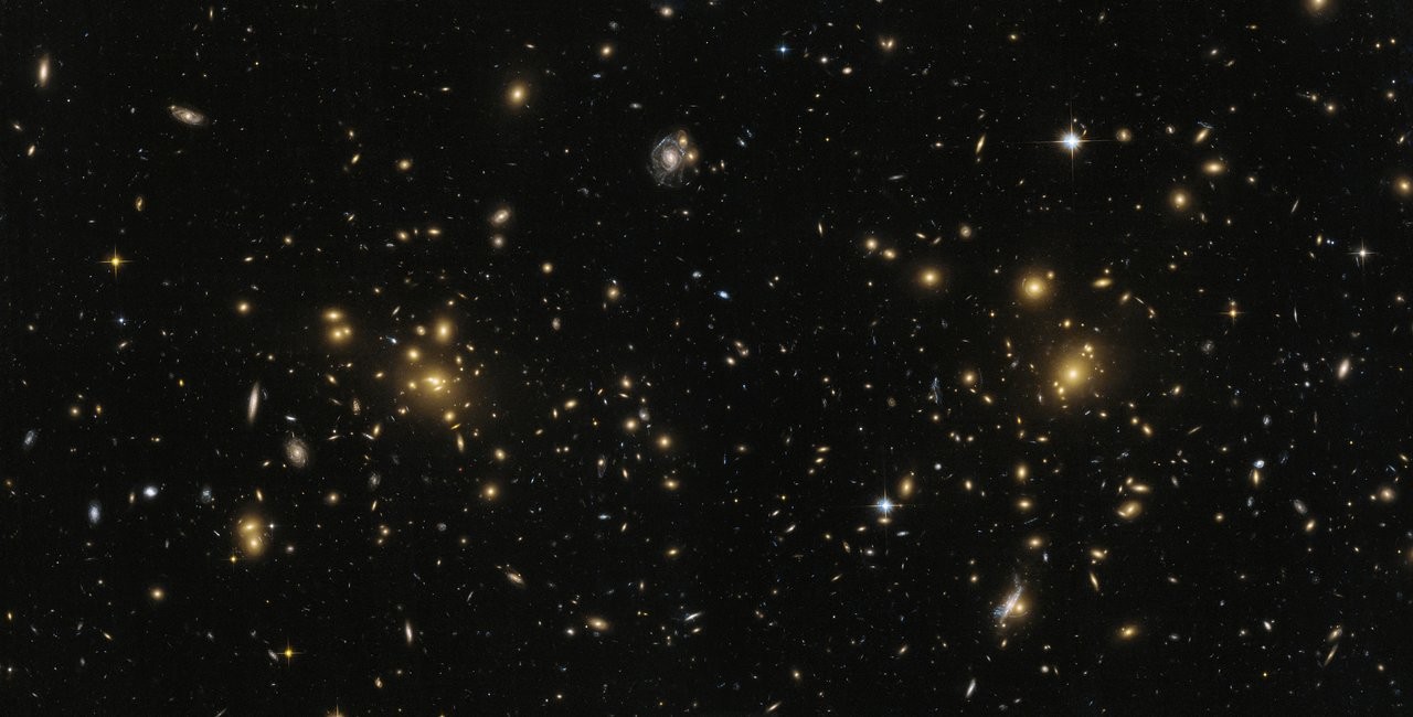 This image from the NASA/ESA Hubble Space Telescope shows the northern part of the galaxy cluster Abell 1758, A1758N. The cluster is approximately 3.2 billion light-years from Earth and is part of a larger structure containing two cluster sitting some 2.4 (Foto: ESA/Hubble, NASA)