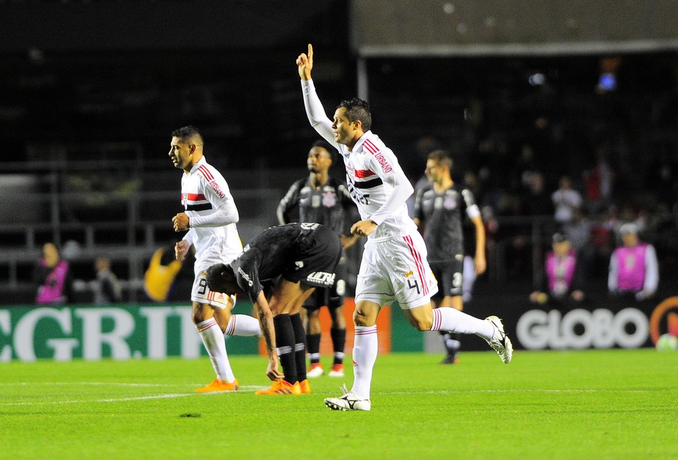 Anderson Martins tem um gol pelo São Paulo: foi na vitória por 3 a 1 sobre o Corinthians — Foto: Marcos Ribolli