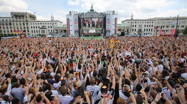 Multidão comemora título da seleção alemã no Portão de Brandenburgo (Foto: Agência EFE)