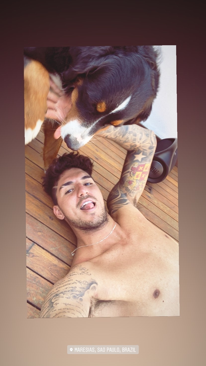 Gabriel Medina e sua cadela, Dora (Foto: Reprodução/Instagram)