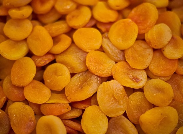 O damasco seco pode ser consumido in natura, bem como usado em receitas doces e salgadas  (Foto: Pixabay / Engin_Akyurt / CreativeCommons)