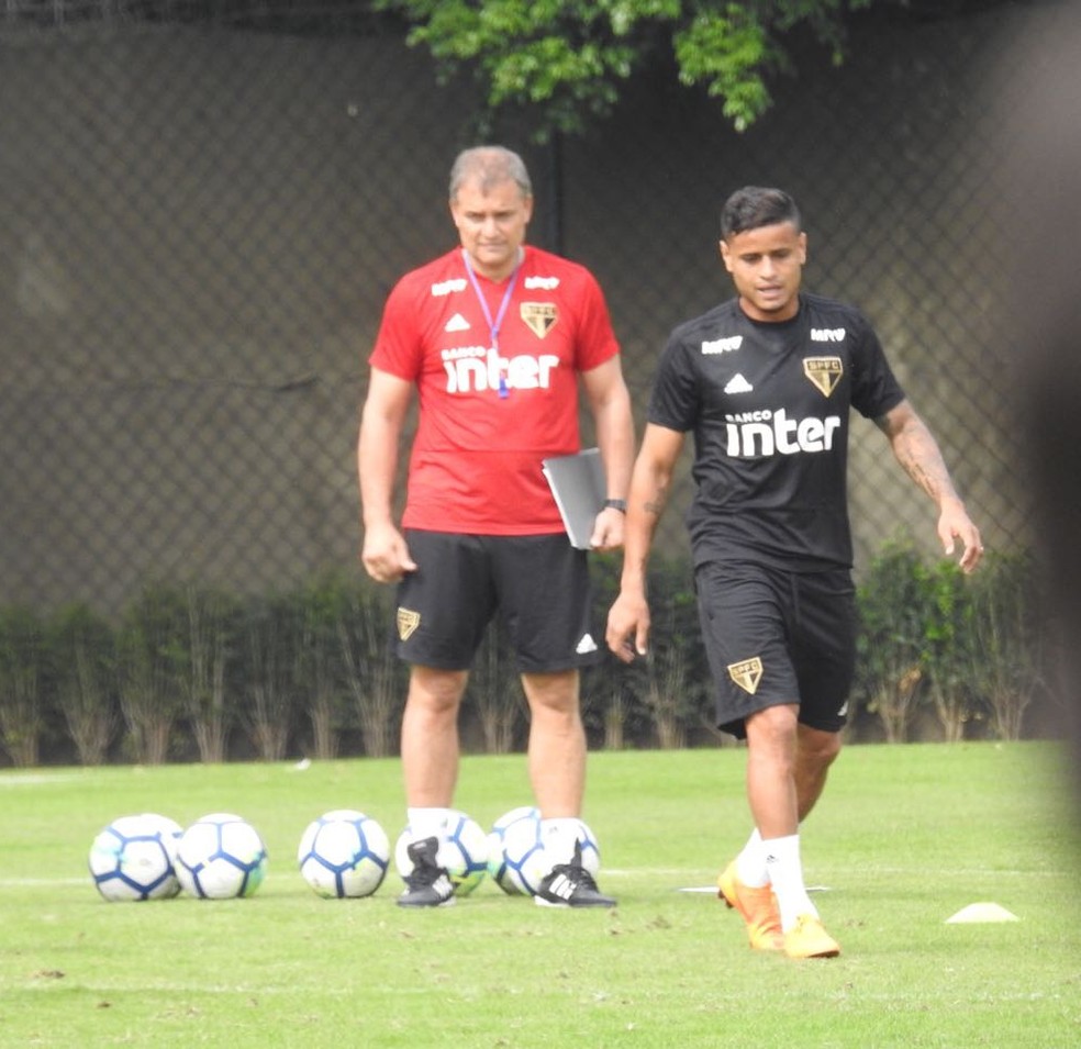 Aguirre observa o treino, e Everton trabalha no CT do São Paulo (Foto: Marcelo Hazan)