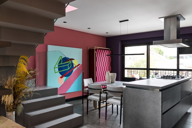 Dúplex de 100 m² decorado com muita cor e referências orientais (Foto: Eduardo Macarios)