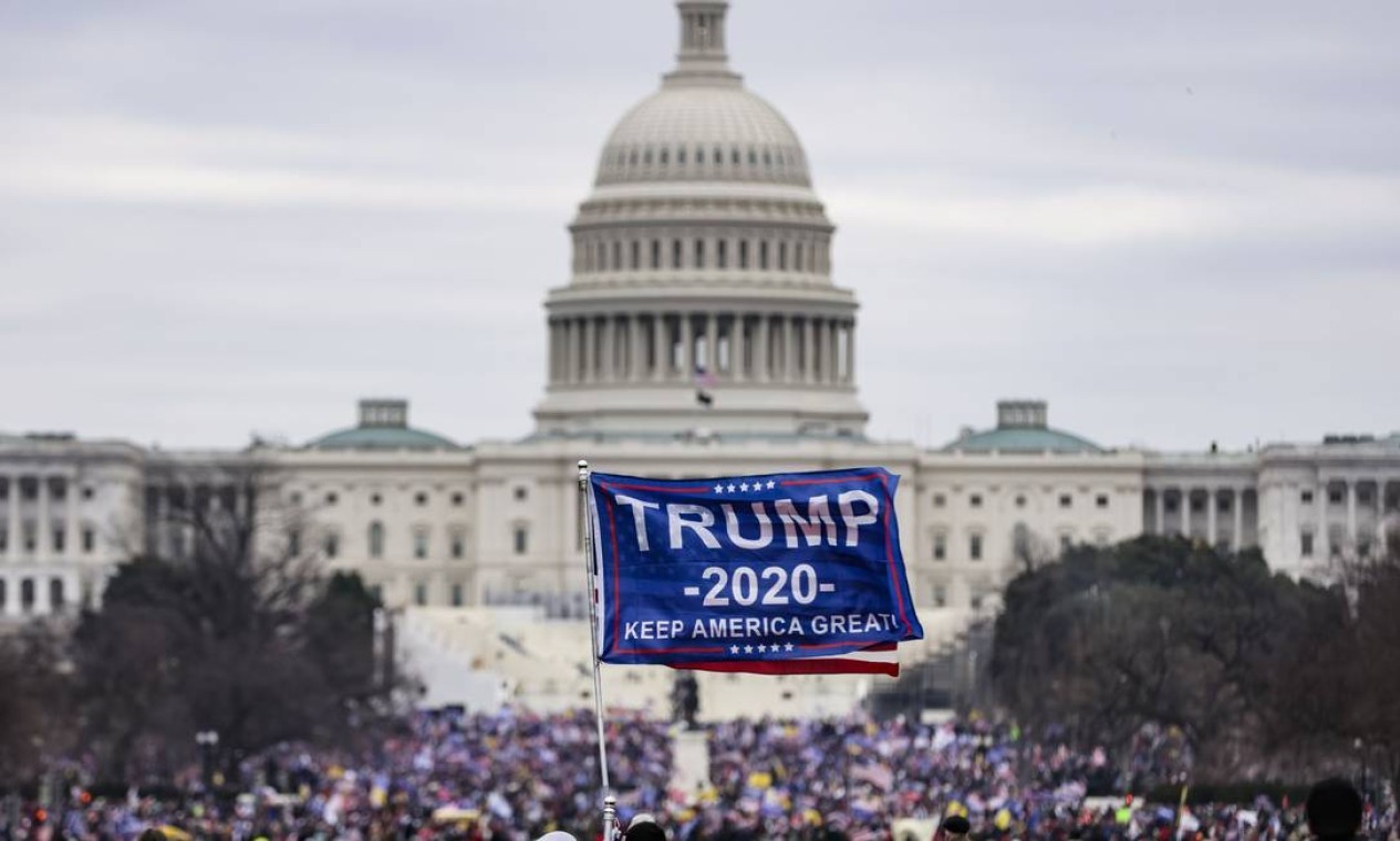 Apoiadores de Trump invadem o Capitólio dos EUA  — Foto: Samuel Corum / AFP