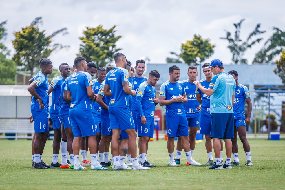 Adilson Batista em conversa com o elenco do Cruzeiro 2019 — Foto: Vinnicius Silva/Cruzeiro