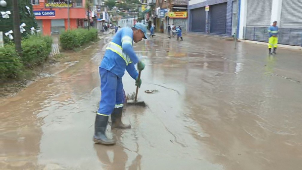 Funcionários da prefeitura atuam na limpeza das ruas de Franco da Rocha  — Foto: Reprodução/TV Globo