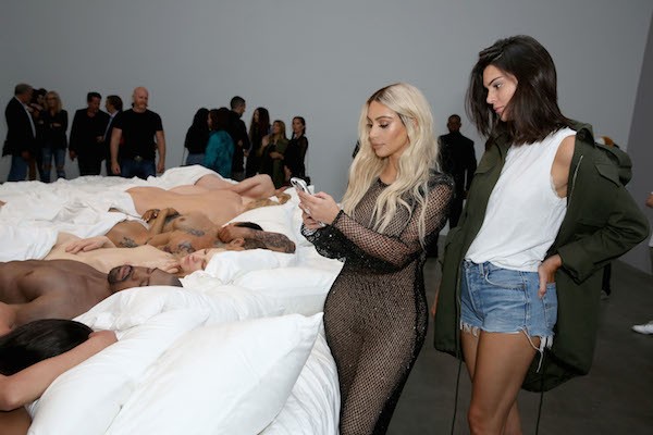 Kim Kardashian e Kendall Jenner na exposição dos bonecos presentes no clipe de Kanye West (Foto: Getty Images)
