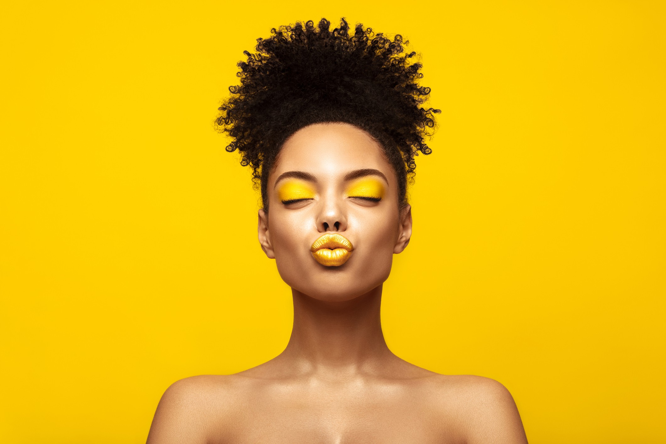 Amarelo para as unhas, os lábios e o corpo (Foto: Getty Images)