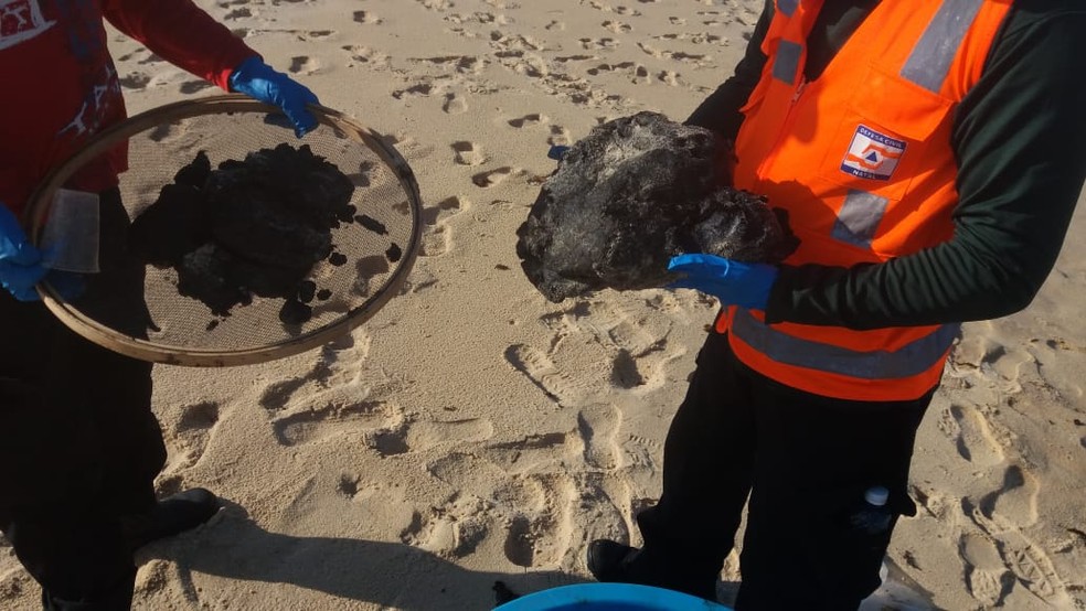 Pelota de óleo recolhida de praia em Natal — Foto: Defesa Civil de Natal