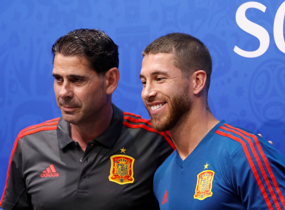 Fernando Hierro e Sergio Ramos posam para fotos antes da coletiva em Sochi (Foto: François Lenoir/Reuters)