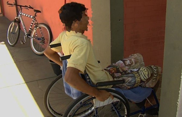 Jovem sob custódia que fugiu de hospital em cadeira de rodas é preso em Aparecida de Goiânia (Foto: Reprodução / TV Anhanguera)