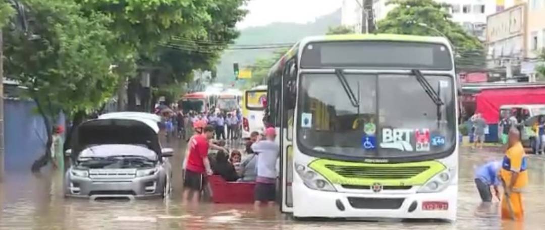 Chuva deixou passageiros ilhados no Engenho da Rainha, na Zona Norte do Rio